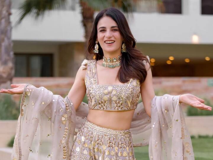रीटेक लेते-लेते थकीं तो सेट से ही हो गईं थीं फरार, फिर ऐसे Meri Aashiqui Tumse Hi की शूटिंग पर वापस लौटी थीं Radhika Madan Radhika madan fled from the set of colors tv show meri aashiqui tumse hi after got tired from retakes रीटेक लेते-लेते थकीं तो सेट से ही हो गईं थीं फरार, फिर ऐसे Meri Aashiqui Tumse Hi की शूटिंग पर वापस लौटी थीं Radhika Madan