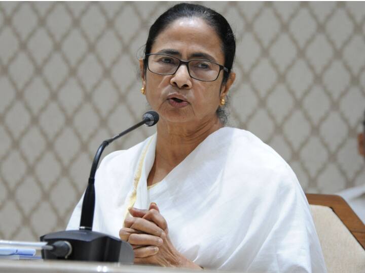 इस लिस्ट में ममता बनर्जी भी शामिल हैं. 2021 पश्चिम बंगाल विधानसभा चुनाव में नंदीग्राम सीट से मुख्यमंत्री रहते हुए ममता बनर्जी को सुवेंदु अधिकारी ने हरा दिया था. हालांकि, सुवेंदु अधिकारी के जीत का मार्जिन मात्र 1957 वोट थे.