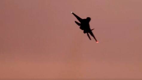 প্রতি বছর ৪ ডিসেম্বর পালিত হয় ভারতীয় নৌবাহিনী দিবস। ভারতীয় নৌসেনার (Indian Navy)- সাফল্য ও শৌর্য্য়ের স্বীকৃতি দিতেই এই দিন পালন করা হয়। ভারতের ইতিহাসে ৭১-এর যুদ্ধ ভীষণ গুরুত্বপূর্ণ। বাংলাদেশের মুক্তিযুদ্ধে পাশে দাঁড়িয়েচিল ভারত। সেই সময় পাকিস্তানের বাহিনীকে রোখার পিছনে বড় ভূমিকা ছিল ভারতীয় নৌবাহিনীর।