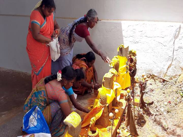 மஞ்சள் தெளித்து வழிபடும் பெண் பக்தர்கள் ( புத்துக்கோவில்)