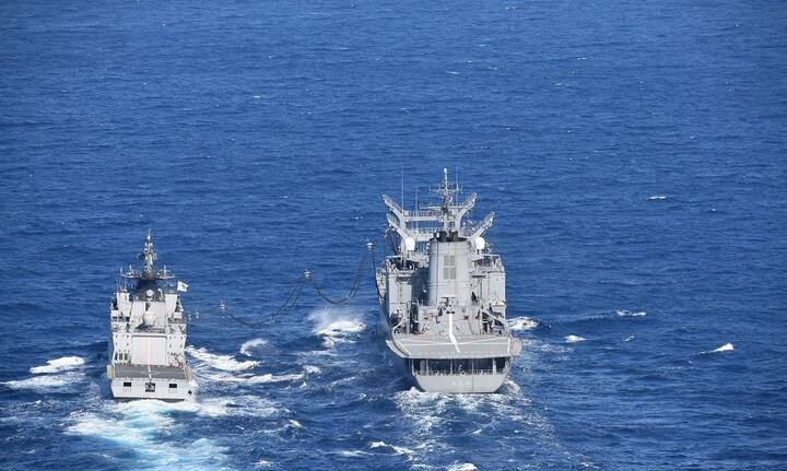 जगातील पाचव्या क्रमांकाच्या या नौदलाने 1971 च्या बांगलादेश मुक्ती युद्धात पाकिस्तानच्या कराची बंदरावर जोरदार बॉम्बफेक करून उद्ध्वस्त केले. (Photo Credit:Twitter/@indiannavy)