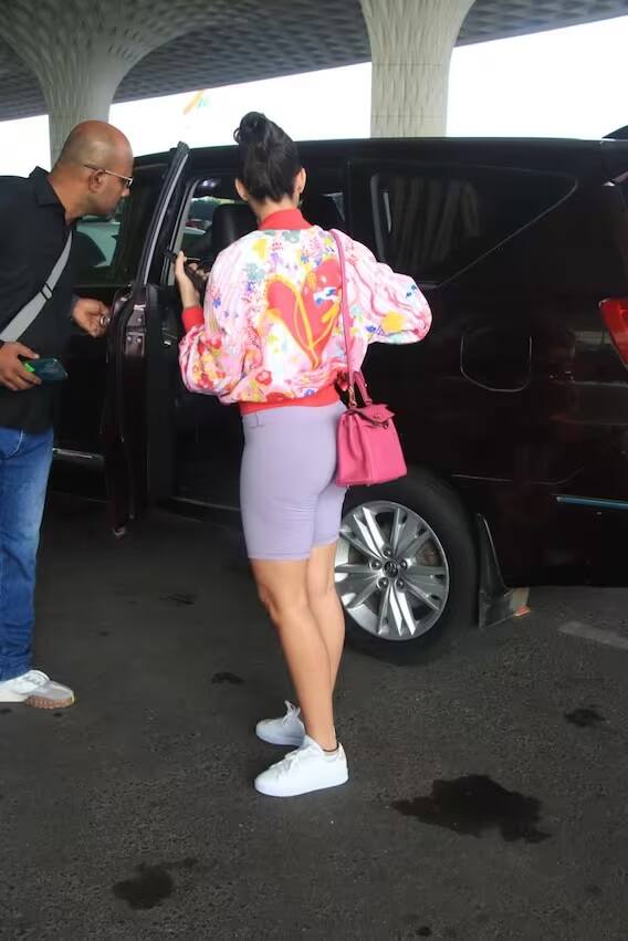 Nora Fatehi: બૉલીવુડની સ્ટાર ડાન્સર અને મૉડલ-એક્ટ્રેસ નોરા ફતેહી ફરી એકવાર ચર્ચામાં આવી છે. નોરા ફતેહી બૉલીવૂડની ડાન્સિંગ દિવા કહેવાય છે. અભિનેત્રી તેના સ્ટાઇલ સ્ટેટમેન્ટના કારણે પણ ચર્ચામાં રહે છે. આજે સવારે નોરા એરપોર્ટ પર શાનદાર દેખાઈ હતી, આ દરમિયાન તેની અદાઓ પર ફેન્સ ફિદા થઇ ગયા હતા.....