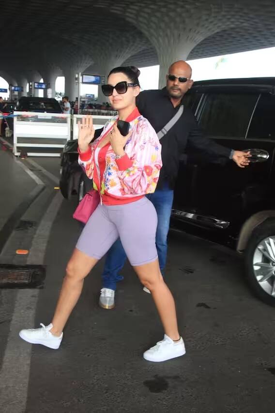 આ દરમિયાન નોરા ખૂબ જ સ્ટાઇલિશ અંદાજમાં જોવા મળી હતી.  નોરા ફતેહીના લૂકની વાત કરીએ તો અભિનેત્રીએ શોર્ટ્સ સાથે પ્રિન્ટેડ જેકેટ પહેર્યું હતું.