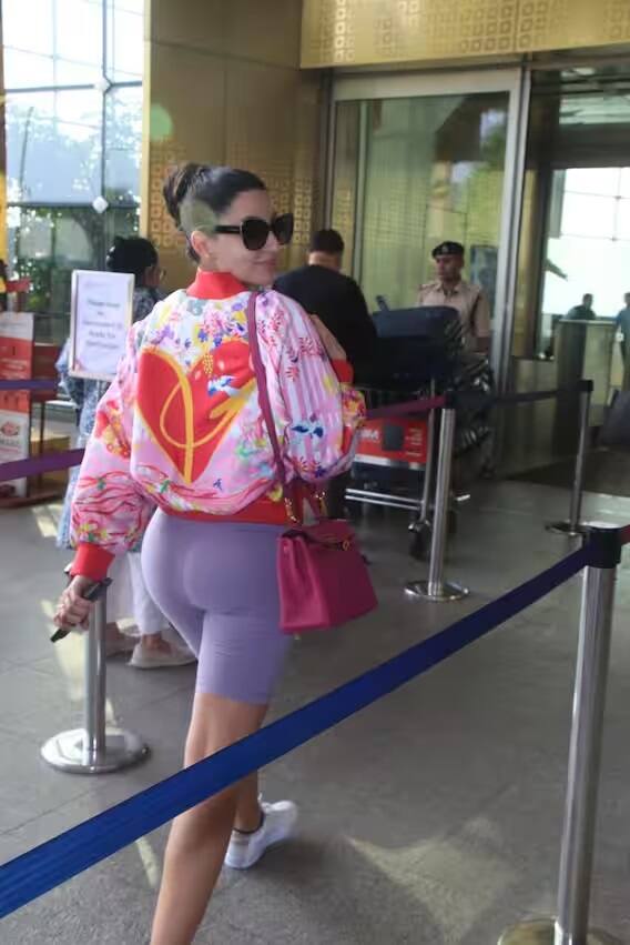 નોરા ફતેહીના આ લૂકના ચાહકો વખાણ કરી રહ્યા છે અને અભિનેત્રીની આ તસવીરો સોશિયલ મીડિયા પર વાયરલ થઈ રહી છે.