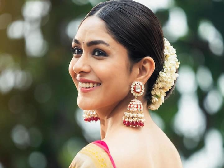 Mrunal Thakur Images In Saree : హాయ్ నాన్న సినిమా ప్రమోషన్లలో మృణాల్ ఠాకూర్ బిజీగా ఉంది.