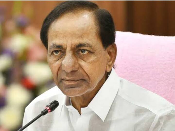 तेलंगाना विधानसभा चुनाव में केसीआर दो सीटों से चुनाव लड़ रहे थे. इसमें एक सीट पर उन्हें जीत हासिल हुई और एक पर हार. गजवेल पर जहां केसीआर ने बीजेपी नेता इटाला राजेंद्र को हराया, वहीं कामारेड्डी में वो बीजेपी के रमण रेड्डी से हार गए.