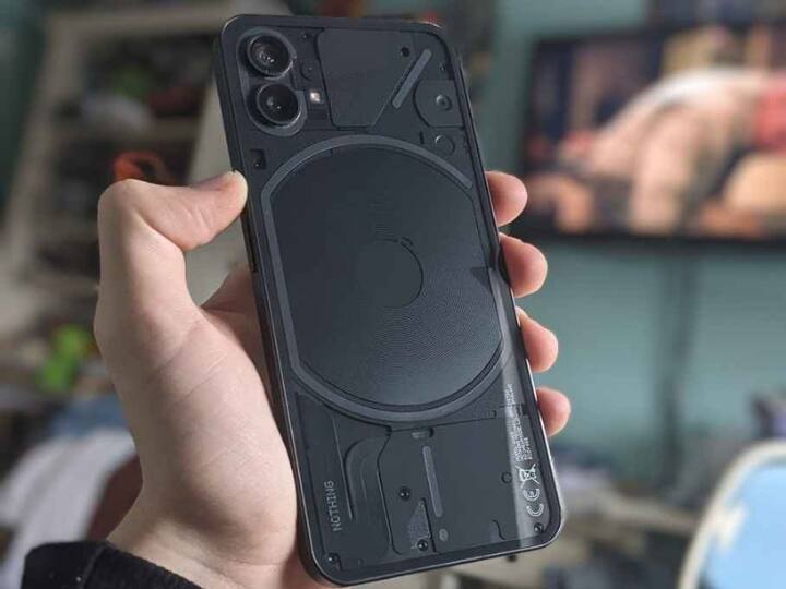 Nothing Phone 2: इस फोन को कंपनी ने कुछ महीने पहले ही लॉन्च किया है. मोबाइल फोन में 50+50MP के दो कैमरा, क्वालकॉम स्नैपड्रैगन 8+ जेन 1 प्रोसेसर और 32MP का सेल्फी कैमरा मिलता है. मोबाइल फोन की कीमत 39,999 रुपये है और इसे आप 3 स्टोरेज वेरिएंट में खरीद सकते हैं.