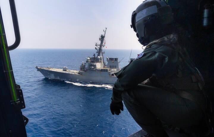 এটি এমন জায়গা যেখানে ভারতীয় নৌবাহিনীর যাবতীয় অনুষ্ঠান এবং মহড়া করার জন্য পর্যাপ্ত জায়গা আছে বলে জানানো হয়েছে। সিন্ধুদুর্গ ছাড়াও দেশের সব নৌবাহিনী বেস এবং অন্যত্র ভারতীয় নৌসেনা দিবস পালন করা হয়েছে।