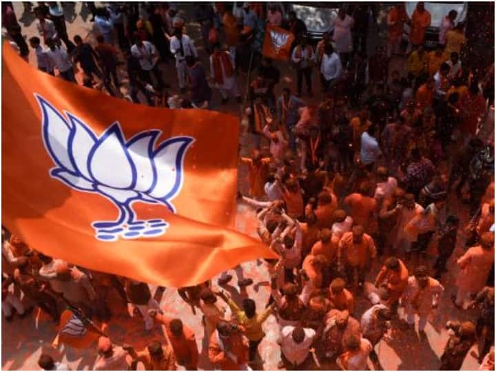 उधर, पांच साल बाद सत्ता में वापसी कर रही बीजेपी अपनी जीत से उत्साहित है.