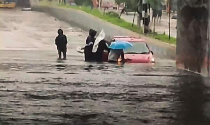 এই পরিস্থিতিতে তামিলনাড়ুর কুড্ডালোর বন্দরে ঝড়ের পূর্বাভাস জারি করা হয়েছে। তার জন্য যাবতীয় পদক্ষেপ নেওয়া হয়েছে।