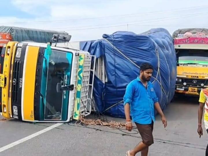 தவிட்டுப்பாளையம் பகுதியில் லாரி கவிழ்ந்து விபத்து - உயிர் தப்பிய டிரைவர்