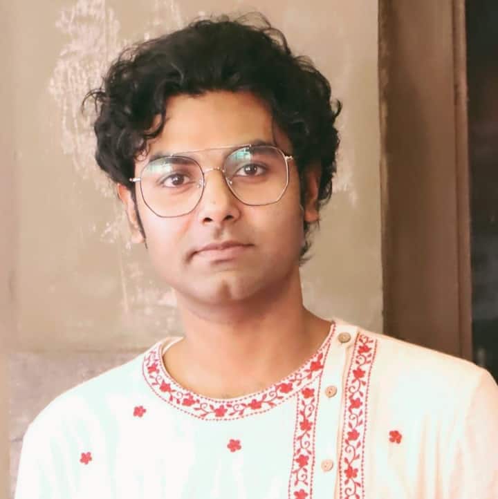 এরপরে গোটা নাটক জুড়ে তাঁর ও অর্ণ মুখোপাধ্যায়ের (Arna Mukherjee)-র এক অদ্ভূত সমীকরণ, দ্বৈরথ, বন্ধুত্ব সব মিলিয়ে টান টান এক গল্প বলে যায় দর্শকদের।