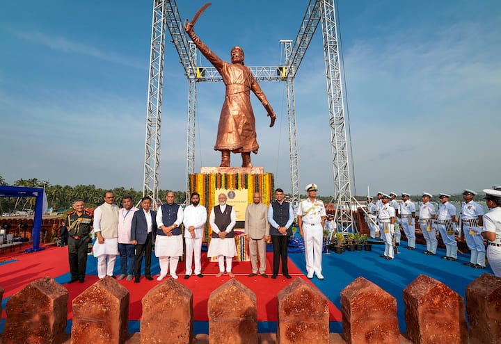 এই দিনই শুরু হয়েছিল ভারতের Operation Trident. ১৯৭১ সালের ভারত-পাকিস্তান যুদ্ধে অত্যন্ত গুরুত্বপূর্ণ সন্ধিক্ষণ ছিল এটি। ১৯৭১ সালে পাকিস্তান বাহিনী ৩ ডিসেম্বর ভারতীয় বায়ুসেনার বেসে আক্রমণ করেছিল, পাল্টা ভারতীয় নৌবাহিনী ৪ ও ৫ ডিসেম্বর রাতে পাকিস্তান আক্রমণ করে। পাকিস্তানের নৌ-হেডকোয়ার্টার করাচি ছিল মূল লক্ষ্য। তিনটি মিসাইল বোট পাঠায় ভারত, তারা পাকিস্তানের তিনটি যুদ্ধজাহাজ ধ্বংস করে ডুবিয়ে দেয়। এটাই পরিচিত Operation Trident নামে।