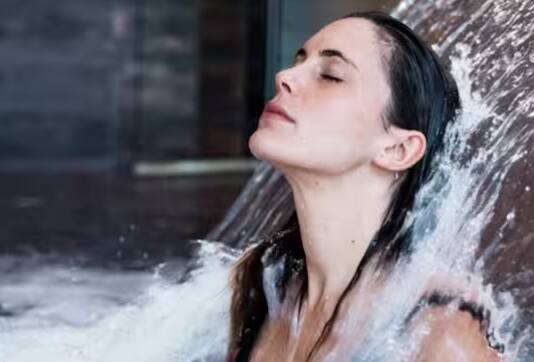 ਸਾਡੇ ਆਲੇ ਦੁਆਲੇ ਦਾ ਵਾਤਾਵਰਣ ਅਤੇ ਸਾਡੀ ਸਫਾਈ ਸਾਨੂੰ ਸਿਹਤਮੰਦ ਰੱਖਣ ਵਿੱਚ ਮਹੱਤਵਪੂਰਨ ਭੂਮਿਕਾ ਨਿਭਾਉਂਦੀ ਹੈ। ਜਦੋਂ ਵੀ ਨਿੱਜੀ ਸਫਾਈ ਦੀ ਗੱਲ ਆਉਂਦੀ ਹੈ, ਤਾਂ ਸਭ ਤੋਂ ਪਹਿਲਾਂ ਜੋ ਵਿਚਾਰ ਲੋਕਾਂ ਦੇ ਮਨ ਵਿੱਚ ਆਉਂਦਾ ਹੈ ਉਹ ਹੈ ਨਹਾਉਣਾ। ਜਿੱਥੇ ਗਰਮੀਆਂ ਵਿੱਚ ਲੋਕ ਬਿਨਾਂ ਸੋਚੇ-ਸਮਝੇ ਨਹਾਉਣ ਦਾ ਫੈਸਲਾ ਕਰਦੇ ਹਨ। ਜਦੋਂ ਕਿ ਸਰਦੀਆਂ ਵਿੱਚ ਲੋਕ ਨਹਾਉਣ ਬਾਰੇ ਸੋਚ ਕੇ ਹੀ ਕੰਬ ਜਾਂਦੇ ਹਨ। ਸਰਦੀ ਆਉਂਦੇ ਹੀ ਲੋਕ ਗਰਮ ਪਾਣੀ ਨਾਲ ਨਹਾਉਣ ਲੱਗ ਜਾਂਦੇ ਹਨ। ਹਾਲਾਂਕਿ, ਗਰਮ ਪਾਣੀ ਨਾਲ ਨਹਾਉਣ ਦੇ ਕਈ ਮਾੜੇ ਪ੍ਰਭਾਵ ਹੋ ਸਕਦੇ ਹਨ। ਇਸ ਦੇ ਉਲਟ ਗਰਮ ਪਾਣੀ ਦੀ ਬਜਾਏ ਠੰਡੇ ਪਾਣੀ ਨਾਲ ਨਹਾਉਣਾ ਤੁਹਾਡੇ ਲਈ ਜ਼ਿਆਦਾ ਫਾਇਦੇਮੰਦ ਸਾਬਤ ਹੋਵੇਗਾ।