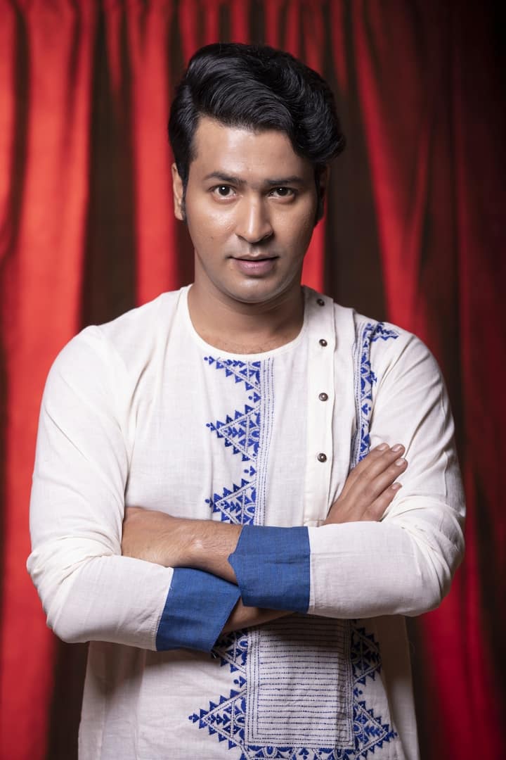 এই নাটক মঞ্চস্থ হওয়ার সময়, দর্শকাসন থেকে উঠে আসেন অনির্বাণ ভট্টাচার্য্য় (Anirban Bhattacharyya)। সেটাই তাঁর প্রবেশ...