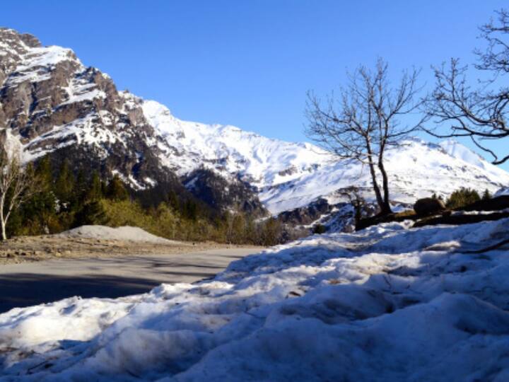 Gulaba: A quaint village, Gulaba provides stunning views of the snow-covered Himalayas. As one of the first places to receive snowfall in the Manali region, Gulaba is surrounded by lush green forests and meandering streams. Ideal for those seeking relaxation, tourists can unwind with hot tea while enjoying the splendid views. Gulaba is also a popular hub for camping and trekking, offering attractions like Beas River, Solang Valley, Kothi, and Bhrigu Lake. (Image Source: Getty Images)