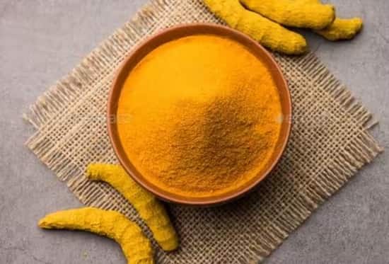 લગ્ન પહેલા વર-કન્યાને હળદર લગાવવાનો રિવાજ છે. હલ્દી પછી લગ્નની બાકીની વિધિઓ શરૂ થાય છે. વર્ષોથી ચાલી આવતી આ પરંપરાનું અનેકગણું મહત્વ છે.