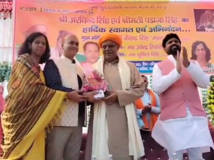 wife and husband welcomed in Ghazipur couple members of Chandrayaan 3 mission ANN UP News: चंद्रयान-3 के वैज्ञानिक दंपत्ति का गाजीपुर में जोरदार स्वागत, बलिया सांसद ने किया सम्मानित