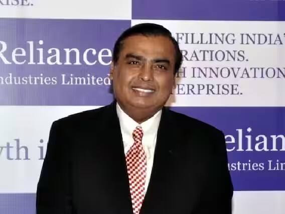 ફોર્બ્સની બિલિયોનેર્સ લિસ્ટ અનુસાર, રિલાયન્સ ઈન્ડસ્ટ્રીઝના માલિક મુકેશ અંબાણી ફરી એકવાર આ યાદીમાં ટોપ પર છે. તેમની કુલ સંપત્તિ 93.9 અબજ ડોલર છે. તે વિશ્વના સૌથી અમીર લોકોની યાદીમાં 15મા સ્થાને છે.