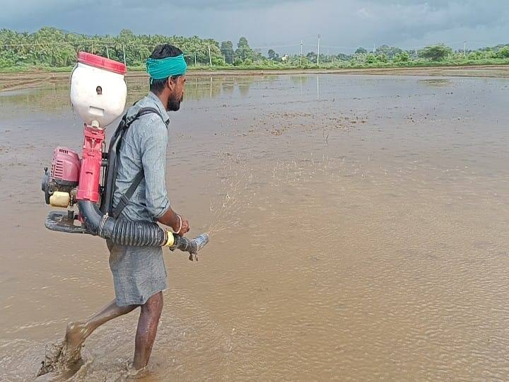 நவீன இயந்திரங்கள் மூலம் விவசாய பணி மேற்கொண்டுவரும் இளம் விவசாயி.