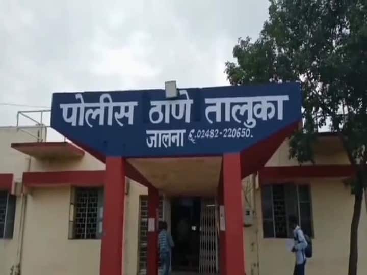 Stone pelting at Babanrao Lonikar Rajesh Tope brother Jalna house Crimes filed against 18 people लोणीकर, टोपेंच्या घरावर दगडफेक करणाऱ्या 18 जणांवर गुन्हे दाखल; आरोपींमध्ये महिलांचाही समावेश