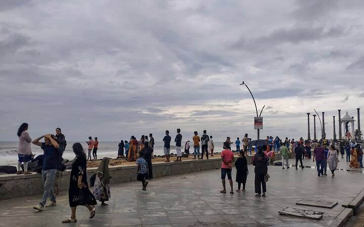 बारिश की वजह से सड़कों पर जलभराव हुआ है. कहीं जगह सड़कों पर गाड़ियां डूबी हुई हैं. तमिलनाडु में राष्ट्रीय आपदा प्रतिक्रिया बल (NDRF) की टीमों ने शहर में भारी बारिश के बाद गंभीर जलजमाव के कारण पीरकनकरनई और पेरुंगलथुर के पास तांबरम क्षेत्र से लगभग 15 लोगों को बचाया.