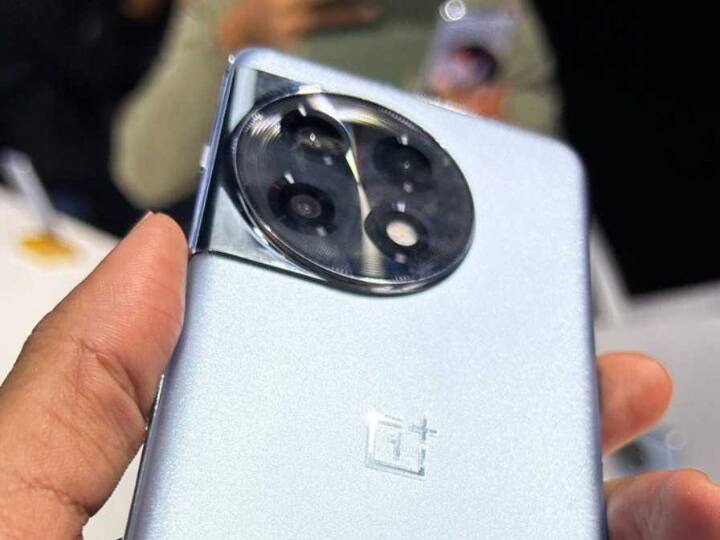 Oneplus 11R: इसमें आपको 6.7 इंच की OLED डिस्प्ले 1450 निट्स के पीक ब्राइटनेस और 120Hz के रिफ्रेश रेट के साथ मिलती है. oneplus 11r में क्वालकॉम स्नैपड्रैगन 8+ जेन 1 प्रोसेसर, 5,000mAh की बैटरी है 100-वाट के SuperVOOC फ़ास्ट चार्जिंग के साथ और फोटोग्राफी के लिए ट्रिपल कैमरा सेटअप मिलता है. स्मार्टफोन में 50MP Sony IMX890 प्राइमरी कैमरा, 120° व्यू फील्ड वाले 8MP अल्ट्रा-वाइड कैमरे और 2MP का मैक्रो सेंसर मिलता है.