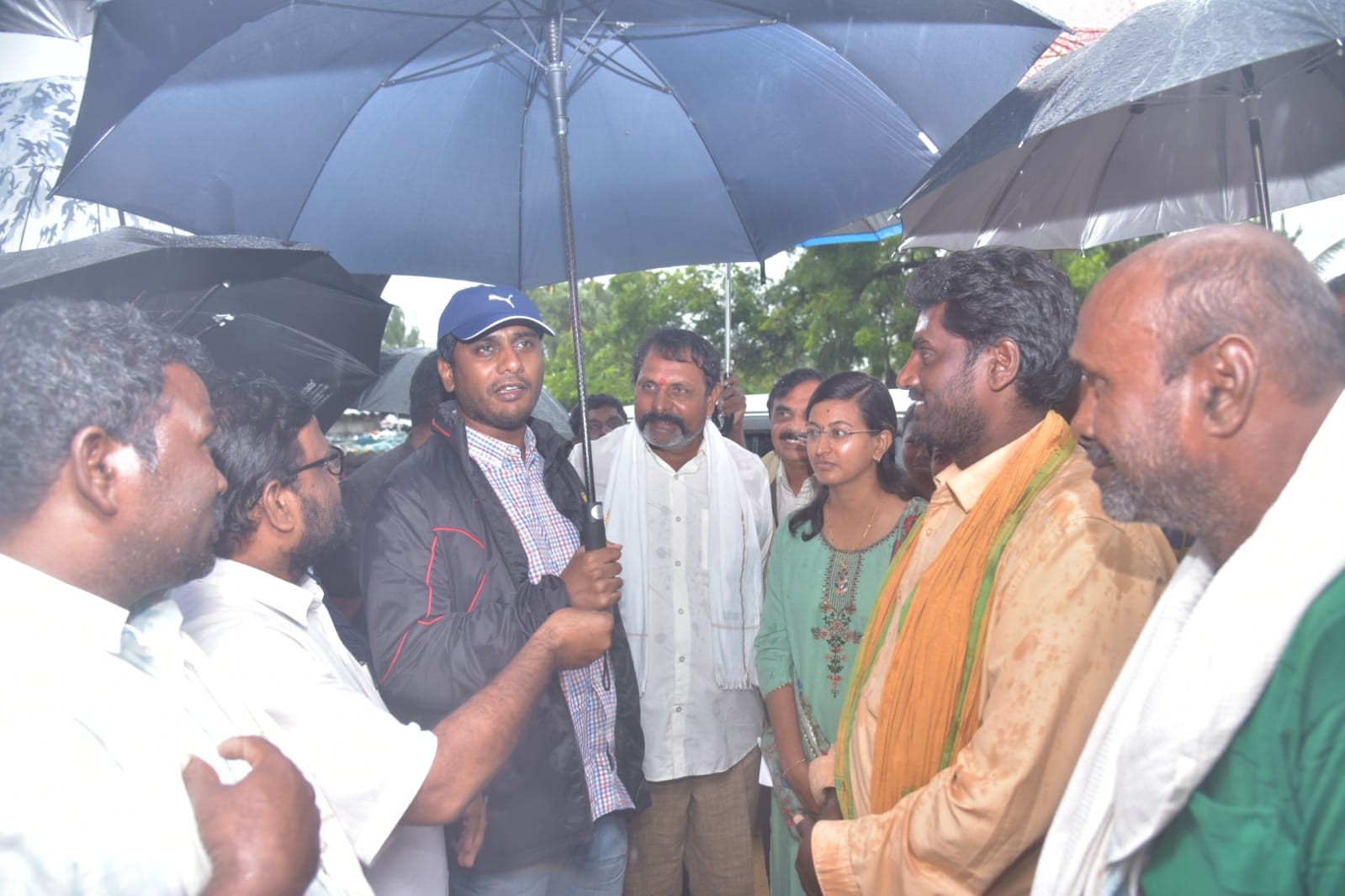 Cyclone Effect in Nellore: నెల్లూరులో భారీ వర్షాలు, చెరువులను తలపిస్తున్న రహదారులు