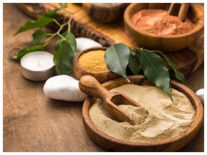 सर्दी-खांसी में फायदे: सर्दियों के मौसम में सर्दी-खांसी एक आम समस्या है जो हमें परेशान करती रहती है. त्रिफला एक ऐसी जड़ी-बूटी है. इससे सर्दी-खांसी की वजह से गले में खराश, नाक बंद होना, सिरदर्द और बुखार जैसी समस्याएं से राहत मिलता है.