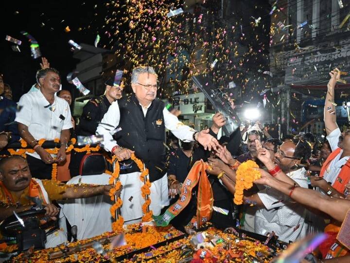Chhattisgarh Elections Result 2023: बीजेपी की जीत के बाद विधायक आम लोगों से मिलकर उनका आभार जता रहे हैं. उधर, बीजेपी में सरकार बनाने की तैयारी तेज हो गई है और सीएम के कई संभावित चेहरे सामने आए हैं.
