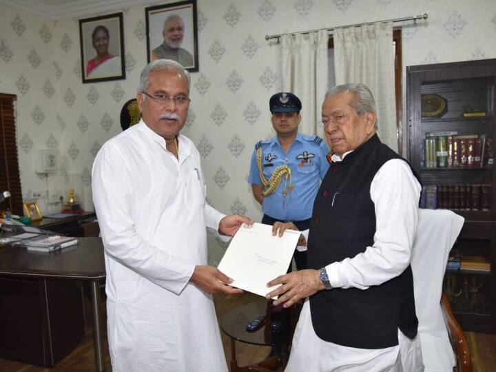 बीजेपी ने छत्तीसगढ़ में कब्जा करते हुए कांग्रेस को हारा दिया. हालांकि, छत्तीसगढ़ के दुर्ग जिले के पाटन विधानसभा से विधायक रहे पूर्व मुख्यमंत्री भूपेश बघेल ने चुनाव जीत गए हैं. ये छत्तीसगढ़ के वीआईपी कैंडिडेट में से एक हैं. दूसरी तरफ इनकी पार्टी में मौजूद 13 मंत्रियों में से 9 को चुनाव में हार का सामना करना पड़ा है. इनमें हेल्थ मिनिस्टर टीएस सिंह देव और स्टेट होम मिनिस्टर ताम्रध्वज साहू शामिल हैं.