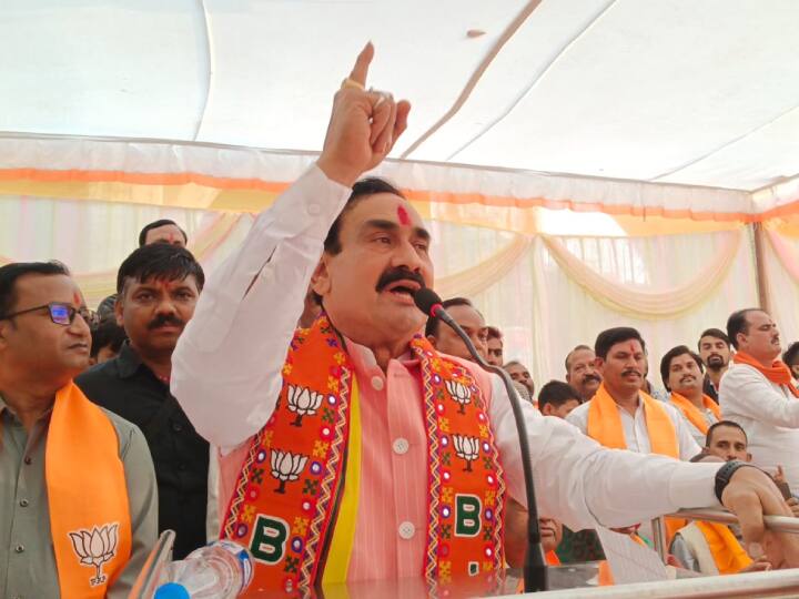 मध्य प्रदेश विधानसभा चुनाव में बीजेपी ने जीत हासिल की, लेकिन MP के होम मिनिस्टर नरोत्तम मिश्रा अपने विधानसभा क्षेत्र दतिया से हार गए. उन्हें कांग्रेस प्रत्याशी राजेंद्र मिश्रा ने 8800 वोटों से हरा दिया.