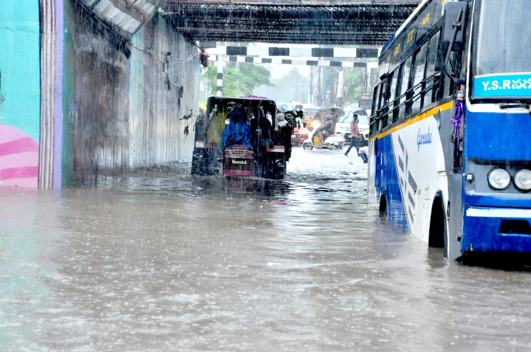 Cyclone Effect in Nellore: నెల్లూరులో భారీ వర్షాలు, చెరువులను తలపిస్తున్న రహదారులు