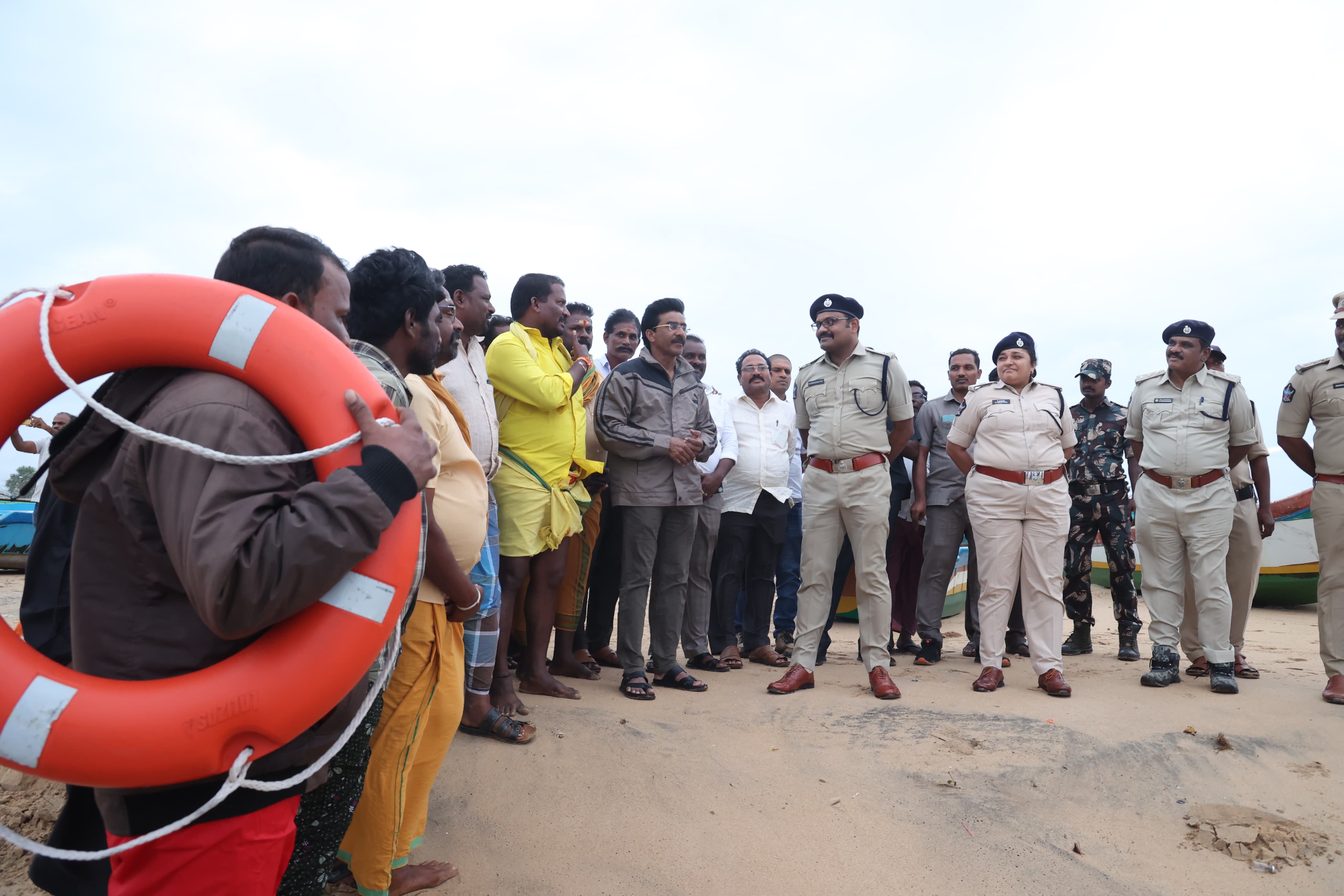 Cyclone Effect in Nellore: నెల్లూరులో భారీ వర్షాలు, చెరువులను తలపిస్తున్న రహదారులు