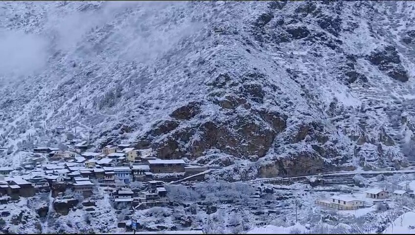 Uttarakhand Weather: चमोली के नीति घाटी में बर्फबारी से लुढका पारा, सफेद बर्फ की चादर में ढंके दर्जनों गांव