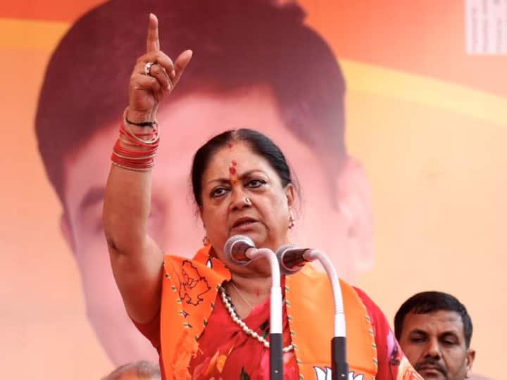 राजस्थान में बीजेपी में जीत का परचम लहराया. उन्होंने कांग्रेस को बाहर का रास्ता दिखा दिया. बीजेपी की वीआईपी कैंडिडेट धौलपुर की महारानी वसुंधरा राजे अपने विधानसभा क्षेत्र झालरापाटन से 53 हजार से अधिक वोटों से जीत गईं.