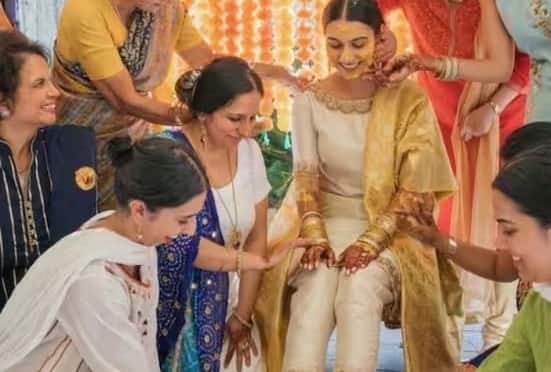 હળદર ઔષધીય ગુણોથી ભરપૂર છે. તેને લગાવવાથી ત્વચા ચમકવા લાગે છે. એવું માનવામાં આવે છે કે હળદરનો રંગ લગ્ન પહેલા વર અને વધુને લગાવવાથી તેની સ્કિન કાંતિમય બને છે અને સૌંદર્ય ખીલે છે.