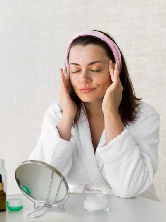 पाना चाहती है ग्लोइंग स्किन, तो सोने से पहले अपनाएं ये आदतें