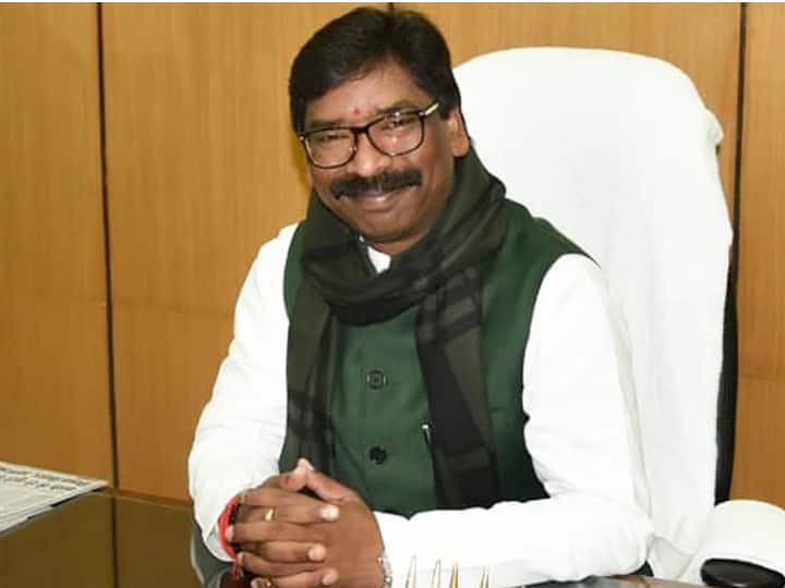 इसके अलावा लक्ष्मीकांत पारसेकर, भुवन चंद्र खंडूरी, शीला दीक्षित, शांता कुमार, ललथनहौला, कैलाश नाथ काटजू और चंद्रभानु गुप्ता भी ऐसे नाम हैं जो सीएम रहते हुए अपनी सीट हार गए थे. वहीं कई ऐसे भी सीएम थे जो दो सीटों से चुनाव लड़े, लेकिन एक सीट हार गए. इनमें हेमंत सोरेन, वीरभद्र सिंह, सिद्दारमैया और केसीआर शामिल हैं.