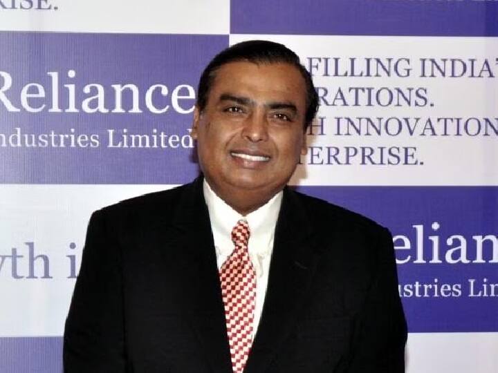 फोर्ब्स बिलेनियर्स लिस्ट के मुताबिक रिलायंस इंडस्ट्रीज के मालिक मुकेश अंबानी एक बार फिर इस लिस्ट में टॉप पर है. उनकी नेटवर्थ 93.9 बिलियन डॉलर है. दुनिया के रईसों की लिस्ट में वह 15वें स्थान पर हैं.