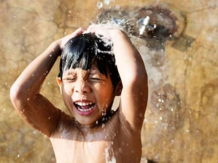 Cold Water Bath Benefits Cold Water Bath Benefits is good for health Cold Water Bath Benefits: ठंड में ठंडे पानी से नहाना सेहत के लिए फायदेमंद है या नहीं? जानें क्यों...