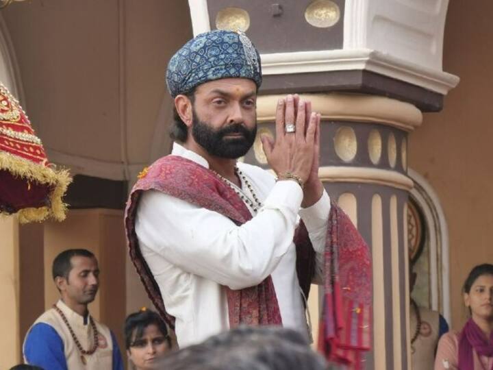 बॉबी देओलने 'आश्रम' या वेबसिरीजमध्ये जबरदस्त अॅक्टिंग केली आहे. या वेब सीरिजचं दिग्दर्शन प्रकाश झा यांनी केले आहे. MX Player वर तुम्ही ही वेब सीरिज पाहू शकता.