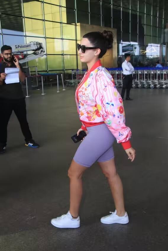 આ દરમિયાન પૈપરાજીએ નોરા ફતેહીની કેટલીય તસવીરો ક્લિક કરી હતી.