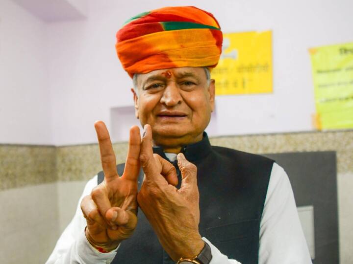 राजस्थान के सरदारपुर विधानसभा क्षेत्र से अशोक गहलोत चुनाव जीत गए हैं. हालांकि, उनकी पार्टी राज्य में चुनाव हार गई है. इस बार उनके पार्टी के लगभग 25 मंत्रियों में से 17 लोगों को हार का सामना करना पड़ा है. इनमें गोविंद राम मेघवाल भी शामिल हैं, जो खाजूवाला में बीजेपी के विश्वनाथ मेघवाल से हार गए.