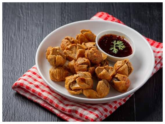 સોયા એવી વસ્તુ છે જે થાઈરોઈડના દર્દીઓએ બિલકુલ ન ખાવી જોઈએ. કારણ કે સોયામાં ગોઈટ્રોજન નામનું તત્વ હોય છે, જે થાઈરોઈડ ગ્રંથિને ઘણું નુકસાન પહોંચાડે છે.