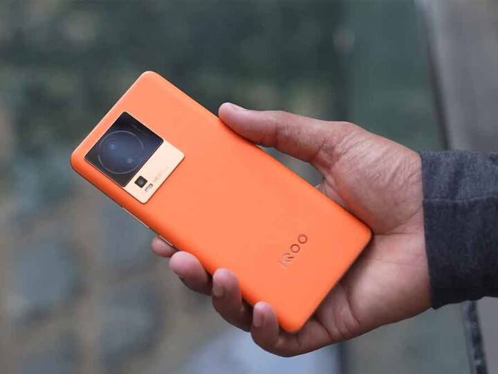 iQOO Neo 7 Pro: इसमें 6.78 इंच की फुल-एचडी+ AMOLED स्क्रीन 1300 निट्स के ब्राइटनेस और 120hz के रिफ्रेश रेट के साथ आती है. फोन प्रीमियम लेदर डिजाइन, क्वालकॉम स्नैपड्रैगन 8+ Gen 1 और 5000 एमएएच की बैटरी के साथ आता है. फोन की बैटरी महज 25 मिनट में फुल चार्ज हो जाती है.