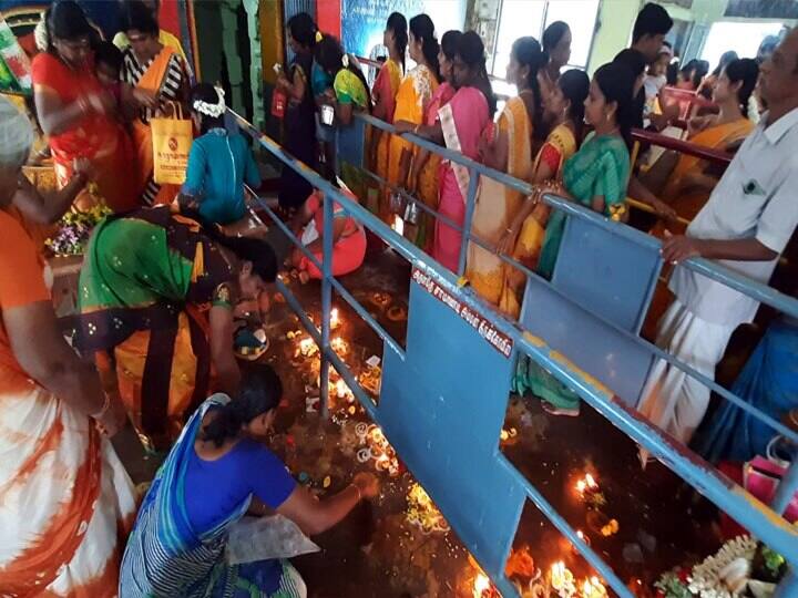 எண்ணெய் விளக்கேற்றி வழிபடும் பக்தர்கள் (சாமாண்டி அம்மன்)