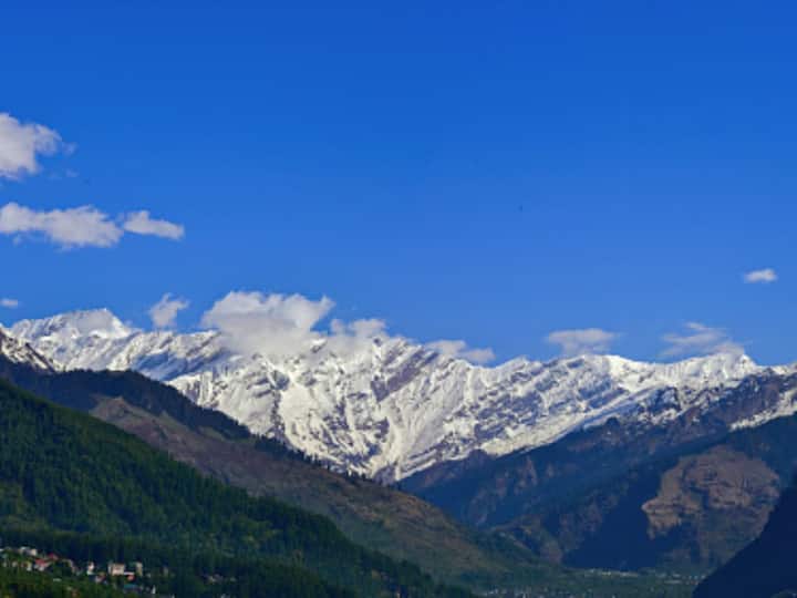Manali stands out as an enticing destination for both Indian and international travelers, drawing them into its winter charm. Renowned for its scenic allure and snow-draped mountains, the town beckons snow enthusiasts from around the globe. (Image Source: Getty Images)