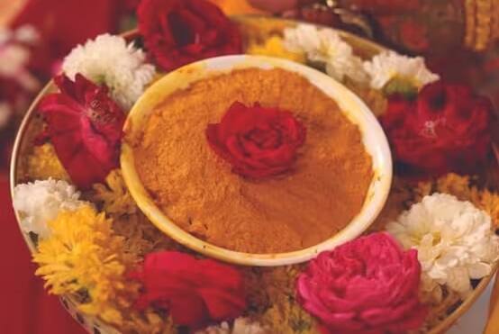 Hindu Marriage Rituals: લગ્ન પહેલા વર-કન્યાના શરીરે હળદર લગાવવામાં આવે છે, જાણો હળદરનું ધાર્મિક અને વૈજ્ઞાનિક મહત્વ.
