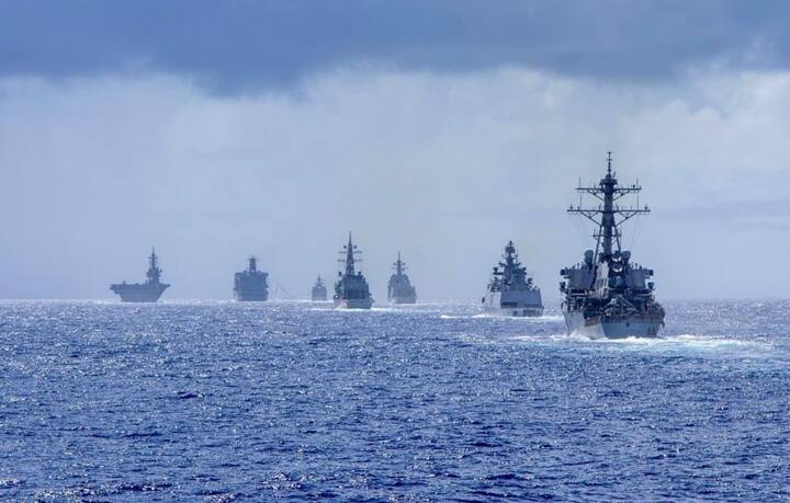 এই প্রথম ভারতীয় নৌবাহিনী এমন জায়গায় নৌদিবস পালন করল যেটি কোনও বড় নৌবাহিনীর বেস নয়। মুম্বই থেকে সাড়ে পাঁচশো কিলোমিটার দূরে রয়েছে সিন্ধুদুর্গ দুর্গ। গোয়ার নৌবাহিনী বেস থেকে ১৩৫ কিলোমিটার মতো দূরে। ১৬-এর শতকে শিবাজি মহারাজের তৈরি এই দুর্গ ভারতীয় নৌবাহিনীর ইতিহাসে সমৃদ্ধ।